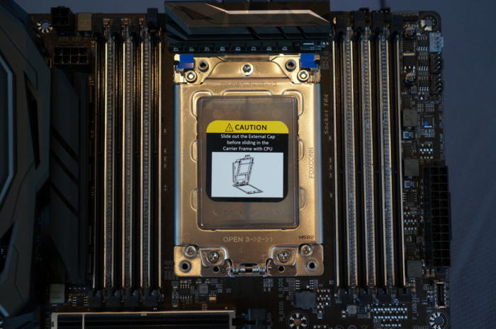 모든 라이젠 쓰레드리퍼 패키지에는 TR4 소켓에 CPU를 제대로 설치할 수 있도록 렌치가 포함되어 있다. 