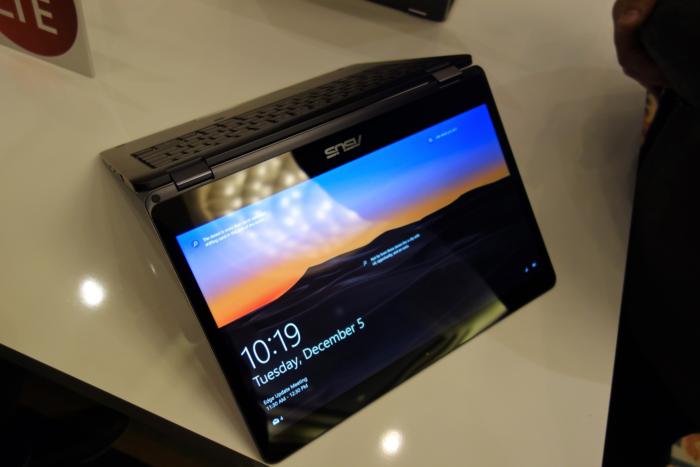 에이수스 노바고는 컨버터블 태블릿으로, 프리젠테이션 모드로 접을 수 있다.