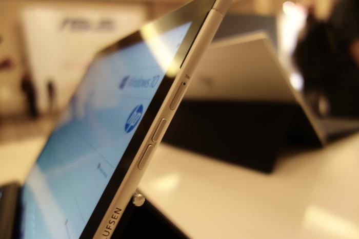 HP 엔비 x2 태블릿의 오른쪽에는 SIM 카드 슬롯이 있다.  